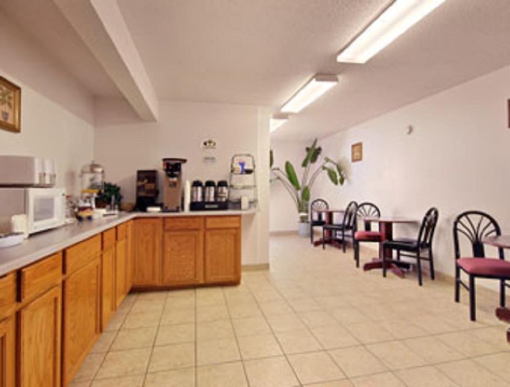 Super 8 By Wyndham Osceola Ia Motel Екстериор снимка